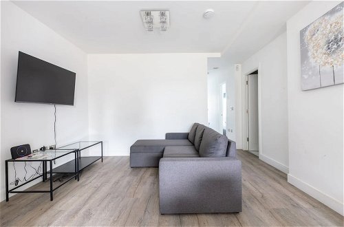 Photo 19 - Contemporary 2 Bedroom in West London