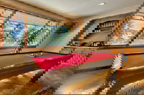 Foto 4 - Telemark Luxury Retreat by Avantstay Stunning Views w/ Hot Tub, Theatre Room and Pool Table!
