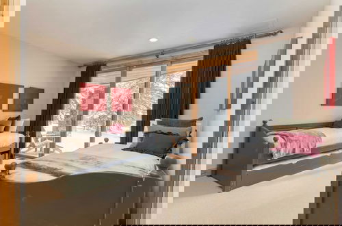 Foto 32 - Telemark Luxury Retreat by Avantstay Stunning Views w/ Hot Tub, Theatre Room and Pool Table!