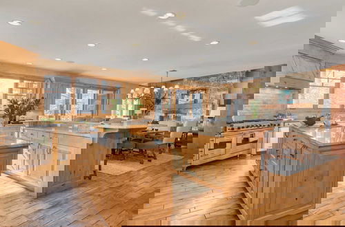 Foto 14 - Telemark Luxury Retreat by Avantstay Stunning Views w/ Hot Tub, Theatre Room and Pool Table!