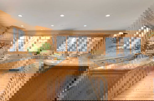 Foto 15 - Telemark Luxury Retreat by Avantstay Stunning Views w/ Hot Tub, Theatre Room and Pool Table!
