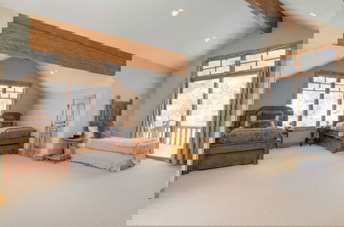 Foto 34 - Telemark Luxury Retreat by Avantstay Stunning Views w/ Hot Tub, Theatre Room and Pool Table!