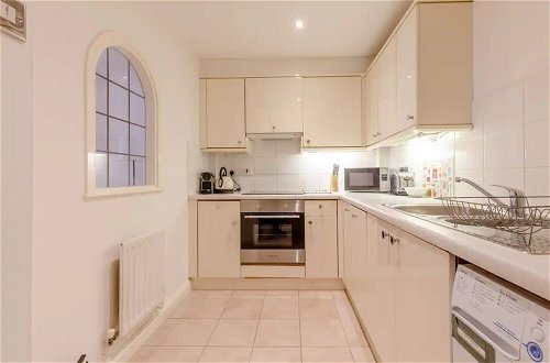 Photo 11 - Stunning 2 Bedroom Apartment in the Heart of Westminster