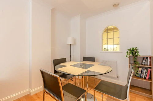 Photo 9 - Stunning 2 Bedroom Apartment in the Heart of Westminster