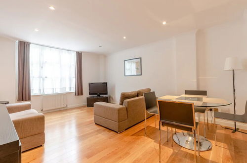 Photo 13 - Stunning 2 Bedroom Apartment in the Heart of Westminster