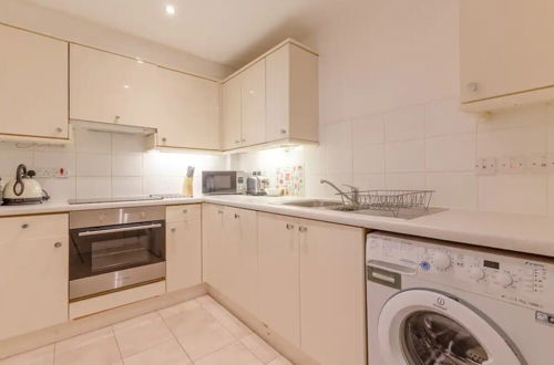Photo 10 - Stunning 2 Bedroom Apartment in the Heart of Westminster