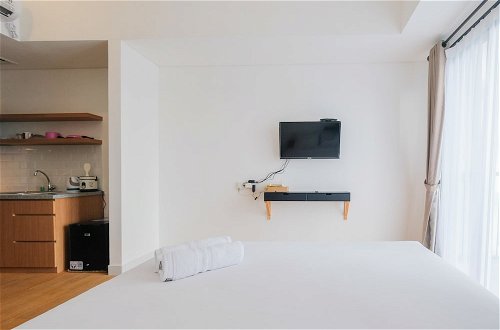 Photo 4 - Simple Furnished Studio Casa De Parco Apartment