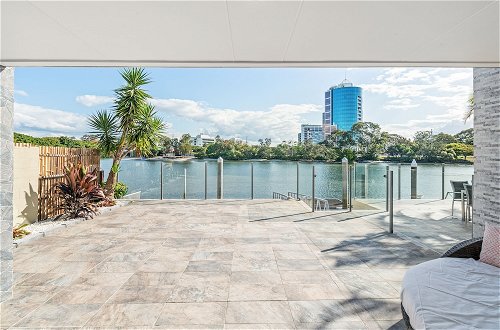 Photo 11 - Luxurious Waterfront Home
