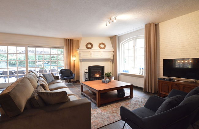 Spacious Villa Near Arcen in a Wooded Area - Photo 4
