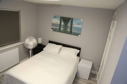 Photo 4 - Room in House - A A Guest Room8