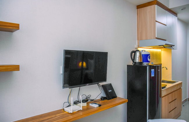 Nice And Cozy Studio At Evenciio Apartment - Photo 8