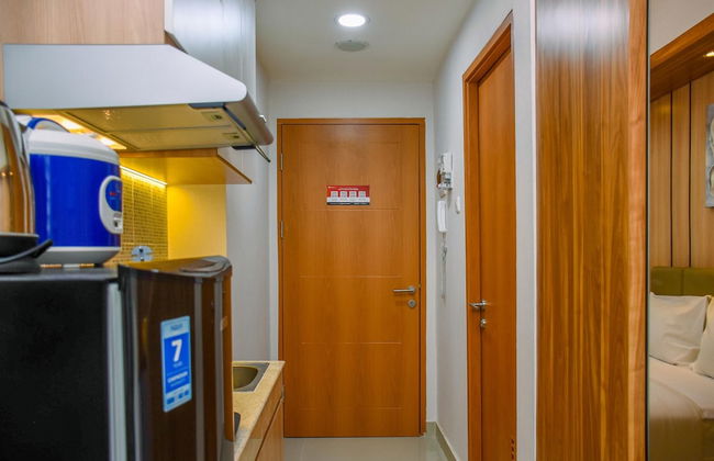 Nice And Cozy Studio At Evenciio Apartment - Photo 7