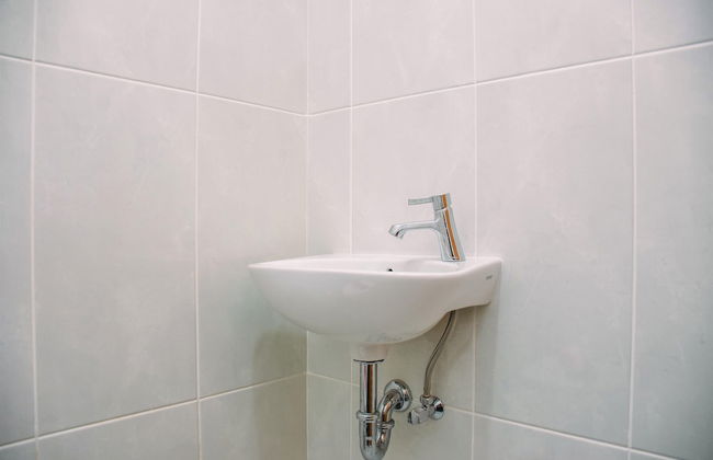 Nice And Cozy Studio At Evenciio Apartment - Photo 11