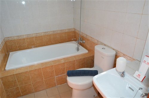 Foto 36 - Luxury Design Grand Palace Kemayoran Apartment With Private Bathtub