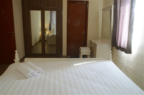 Photo 4 - Luxury Design Grand Palace Kemayoran Apartment With Private Bathtub