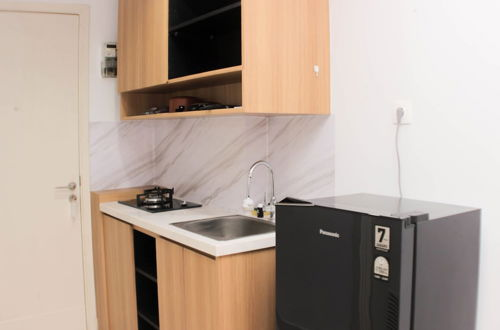 Foto 9 - Homey And Cozy Stay Studio Apartment At Patraland Urbano