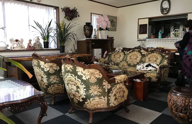 Spacious Traditional House - Photo 4