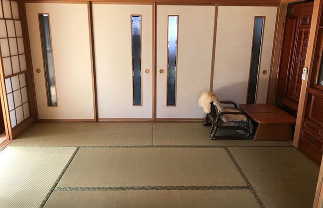 Spacious Traditional House - Photo 3