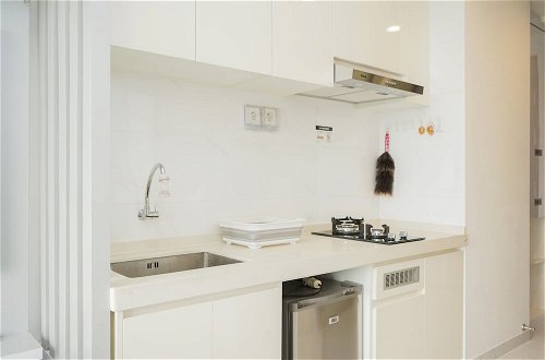 Photo 4 - Homey And Warm Studio At Sky House Bsd Apartment