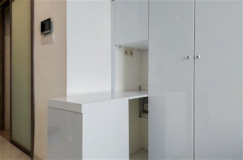 Photo 14 - Homey And Warm Studio At Sky House Bsd Apartment