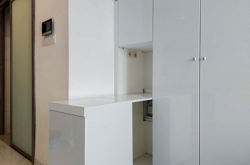 Foto 14 - Homey And Warm Studio At Sky House Bsd Apartment