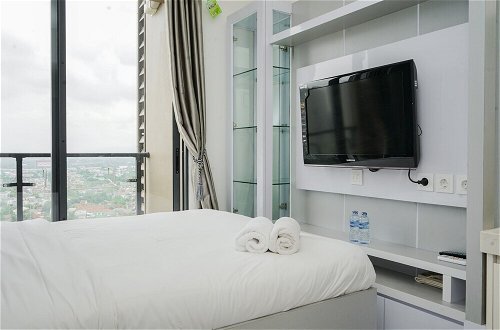 Foto 12 - Homey And Warm Studio At Sky House Bsd Apartment