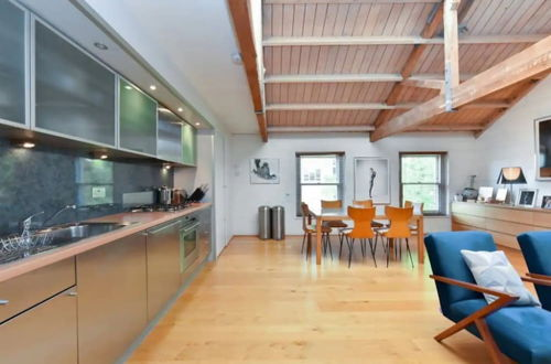 Foto 5 - Stunning 2 Bedroom Mezzanine Loft in Portobello