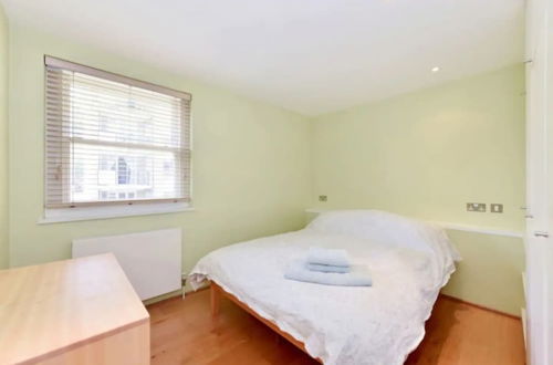 Photo 4 - Stunning 2 Bedroom Mezzanine Loft in Portobello