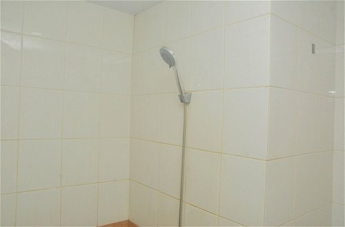 Photo 9 - Comfy And Best Deal 2Br At Green Pramuka City Apartment