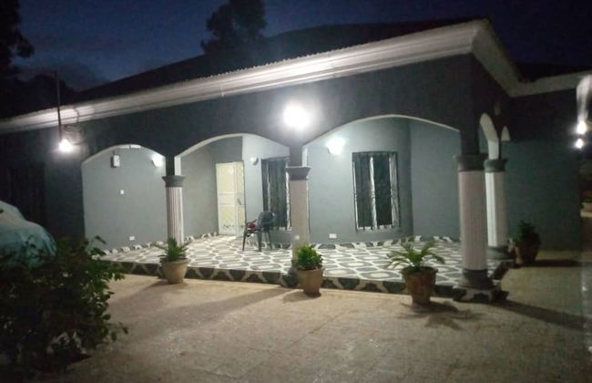 Remarkable 4-bed With air Conditioning in Brikama - Foto 1