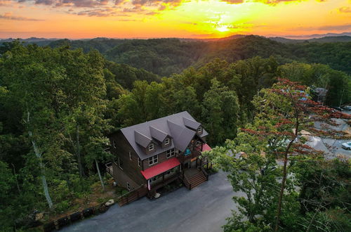 Foto 23 - Wanderer by Avantstay Sleeps 34, A+ Custom Smokies Cabin