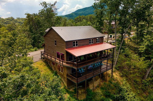 Foto 41 - Wanderer by Avantstay Sleeps 34, A+ Custom Smokies Cabin