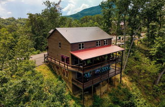 Foto 1 - Wanderer by Avantstay Sleeps 34, A+ Custom Smokies Cabin