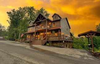 Foto 1 - Wanderer by Avantstay Sleeps 34, A+ Custom Smokies Cabin