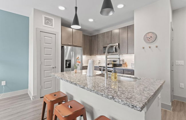 Airy 1BR King Suite Close to Downtown w Fast Wifi - Foto 2