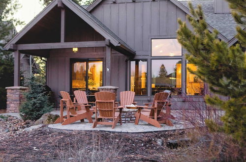 Foto 6 - Klamath by Avantstay Gorgeous Mountain Home w/ Fire Pit, Spa & Lake Views