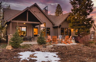 Photo 1 - Klamath by Avantstay Gorgeous Mountain Home w/ Fire Pit, Spa & Lake Views