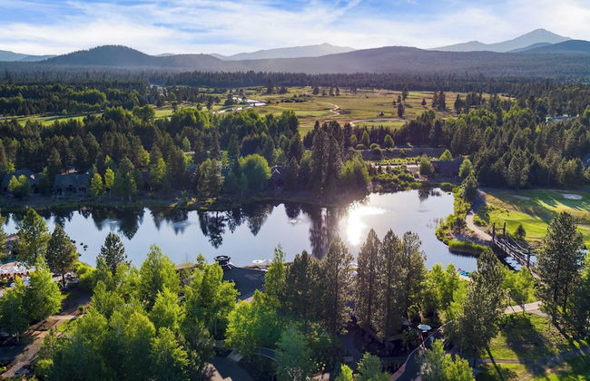 Klamath by Avantstay Gorgeous Mountain Home w/ Fire Pit, Spa & Lake Views - Foto 39