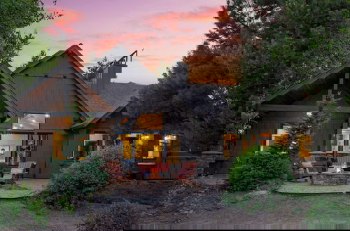 Photo 1 - Klamath by Avantstay Gorgeous Mountain Home w/ Fire Pit, Spa & Lake Views