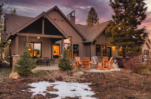 Photo 1 - Klamath by Avantstay Gorgeous Mountain Home w/ Fire Pit, Spa & Lake Views