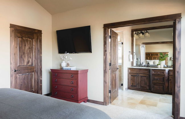 Klamath by Avantstay Gorgeous Mountain Home w/ Fire Pit, Spa & Lake Views - Foto 16