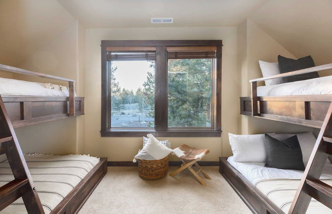 Klamath by Avantstay Gorgeous Mountain Home w/ Fire Pit, Spa & Lake Views - Foto 26