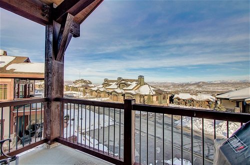 Photo 23 - Fairway Ski and Golf Retreat by Avantstay Blocks From the Ski Lift! Beautiful Views w/ Hot Tub