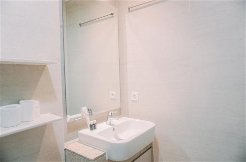 Foto 12 - Homey And Warm Studio At 28Th Floor Gold Coast Apartment
