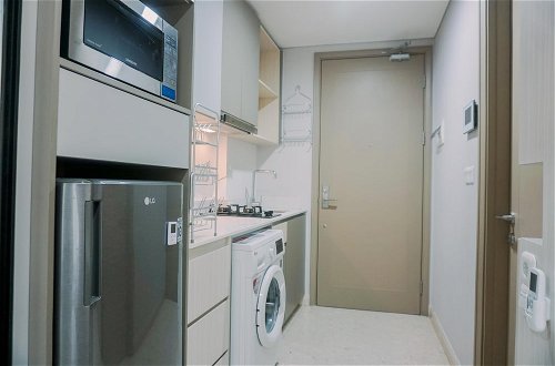 Foto 9 - Homey And Warm Studio At 28Th Floor Gold Coast Apartment