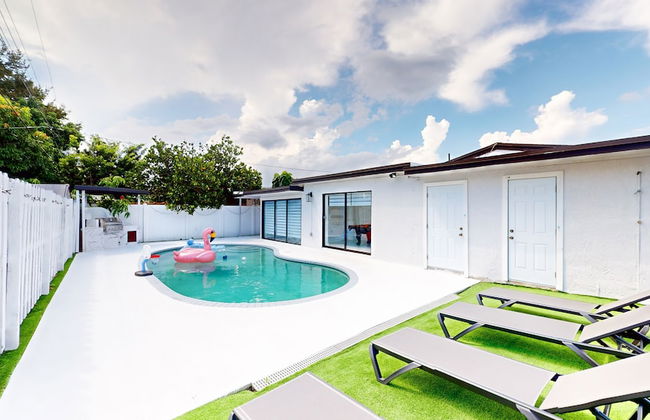 Casa Lucia 5BR Luxury Home with Pool Near Hard Rock Casino - Foto 1