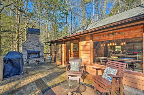 Foto 1 - Blue Ridge Mtns Creekside Cabin w/ Hot Tub + Pier