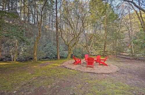 Foto 12 - Blue Ridge Mtns Creekside Cabin w/ Hot Tub + Pier