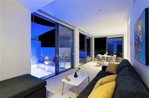 Foto 18 - White Cliff Luxury Suites