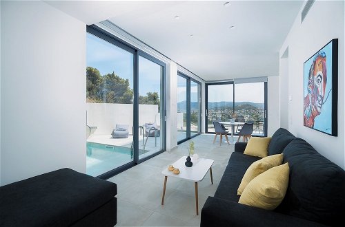 Photo 17 - White Cliff Luxury Suites